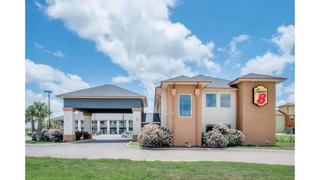 Super 8 by Wyndham Dilley TX