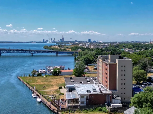 Niagara Riverside Resort