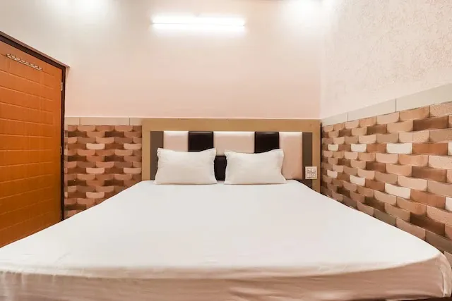 SPOT ON 85285 Shikhar Hotel