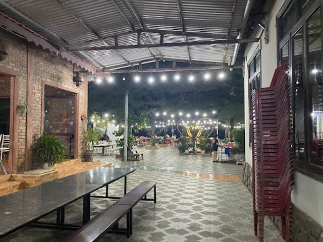 Nhà Hàng Tám Hiền