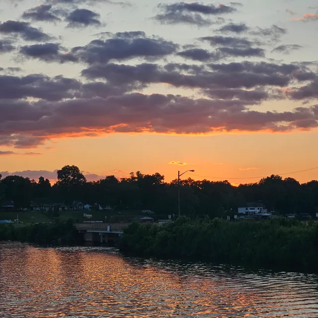 Hayward's Liquor & Coin - Marina On The Lake