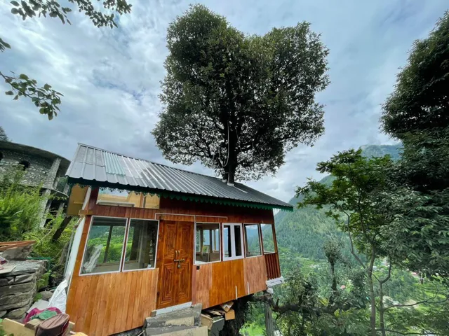 TheWoodenBranch's Jacuzzi Treehouses - Luxury Homestays in Jibhi