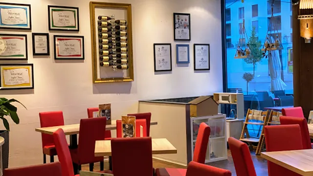 caffè e più - Pizzeria - Gelateria - Ristorante /Weltmeisterliche Pizzen - 18 Sorten Gelati