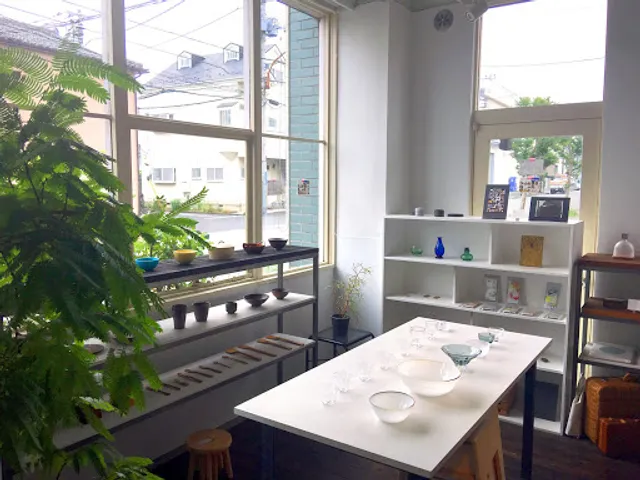 MODESTE/ギャラリー、カフェ