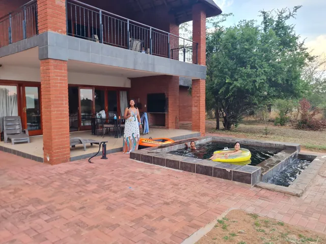 Zebula 119 Lodge - luxurious and comfortable 8 sleeper house on secure golf estate