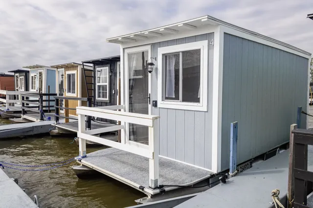 SōLSTAY Lodging & Marina