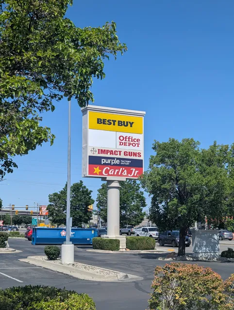 Interpointe Shopping Center