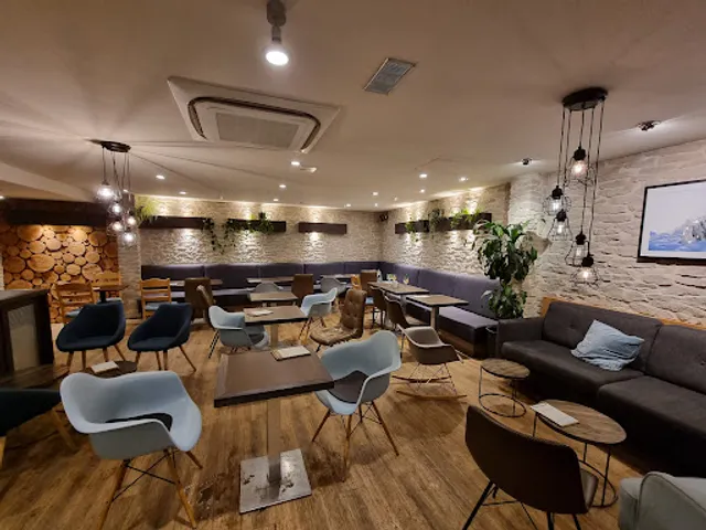 Summit Coffee & Lounge