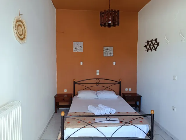 MANOS APARTMENTS/Manos house