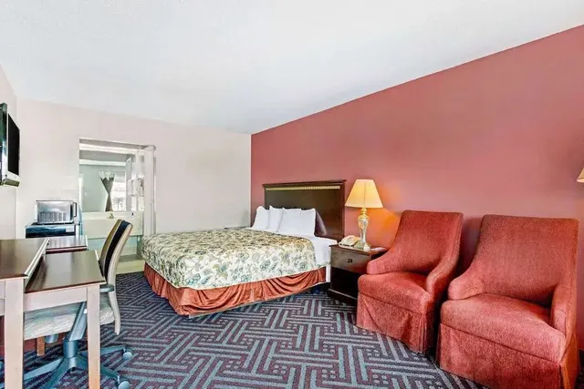 Days Inn & Suites Manchester