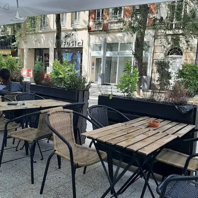 24 Brunch & Cocktails