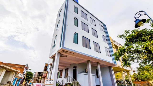 FabHotel Golden Manor Inn