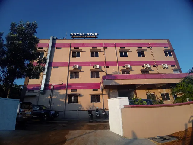 OYO 64066 Royal Star