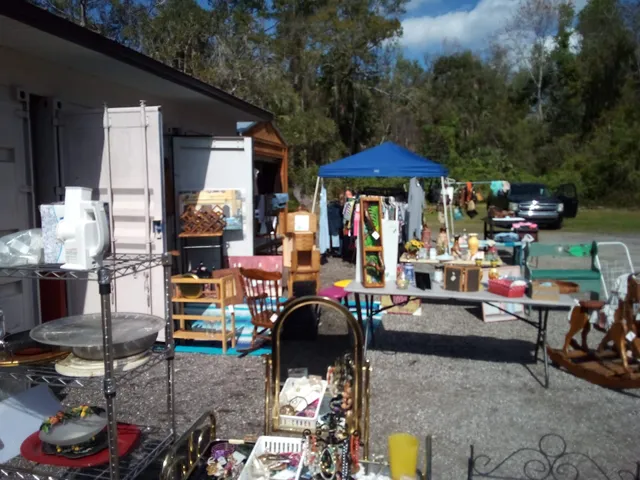 Laura's Flea Market