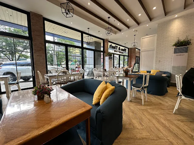 Mom & Tina's Bakery Cafe