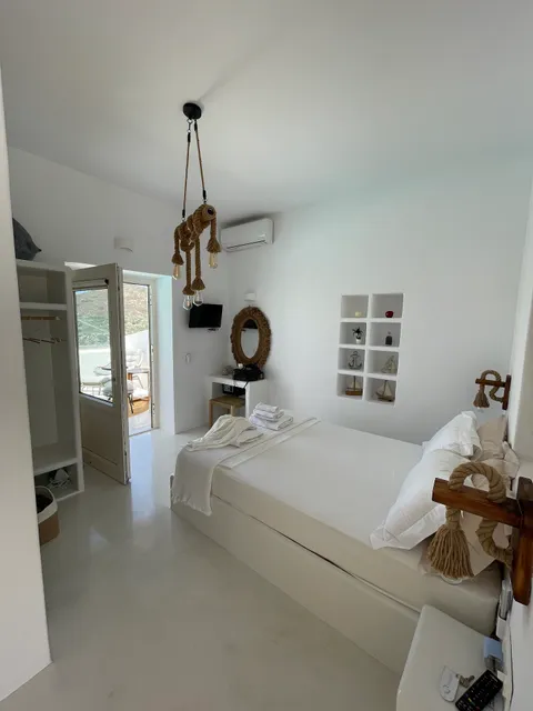 GeoMilos Deluxe Rooms