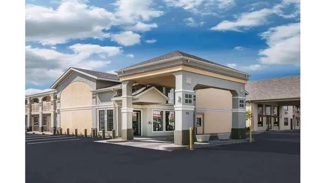 Super 8 by Wyndham Oklahoma Airport Fairgrounds West