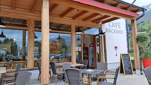 Kurtis Cafe & Bakery in the tree house