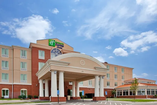 Holiday Inn Express & Suites Kansas City-Grandview