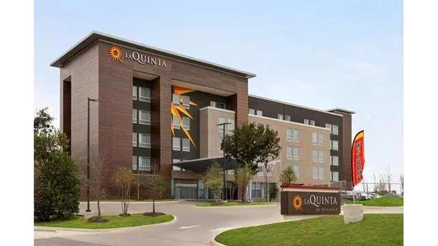 La Quinta Inn & Suites by Wyndham Austin South