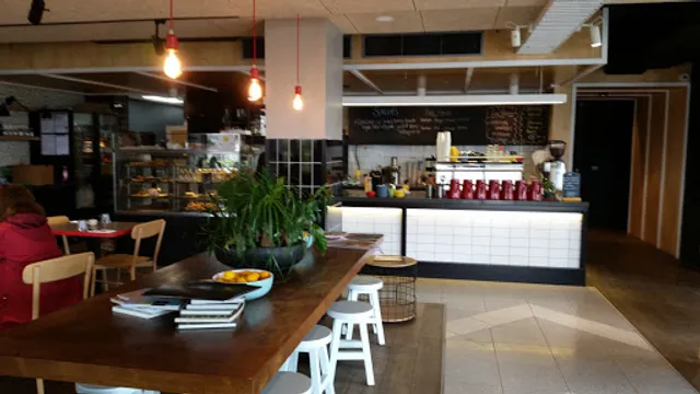 Full Turn Kitchen Bar