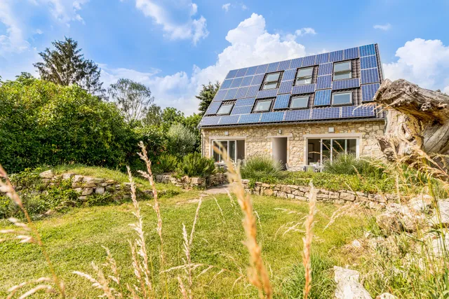 Design-Ferienhaus mit Riesengarten auf mediterraner Hofreite in Mainz: Gartenhaus, Hofhaus & Brunnenhaus