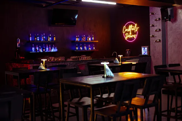 Cocktails & Dreams speakeasy bar