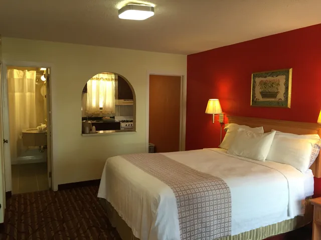 Bay Side Inn & Suites