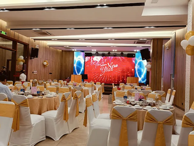 Huong Cau Restaurant 2