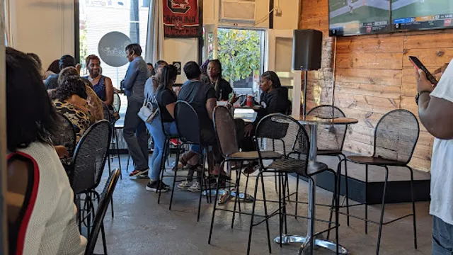 Frozen Notes Pizza & Karaoke Bar