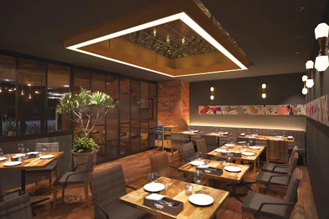 Dining & Bar LAVAROCK 神谷町