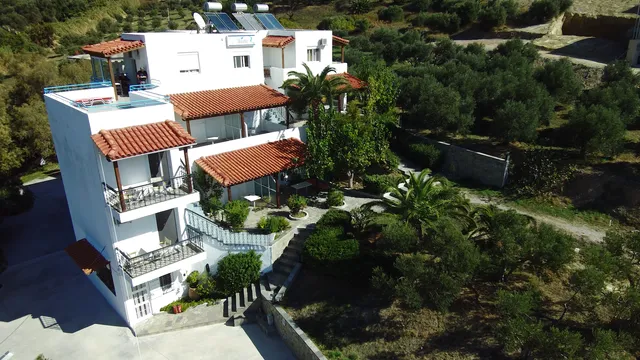 Manolia Apartments & Studios