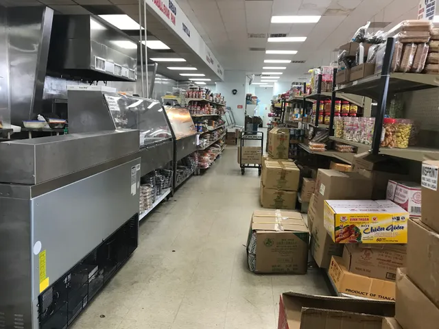 Food Valley (Dong Mai Market)