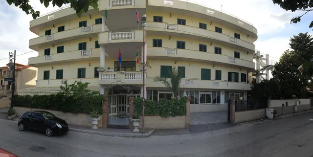 R E B U S - Hotel & Residence -