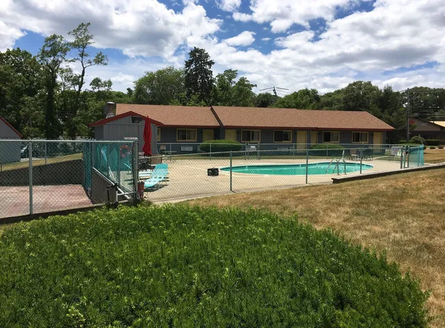 Captain's Lodge Motel