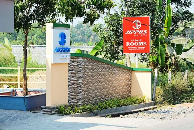 JIPPUS GALAXY BUDGET AIRPORT HOTEL COCHIN (Fresh up Package available )