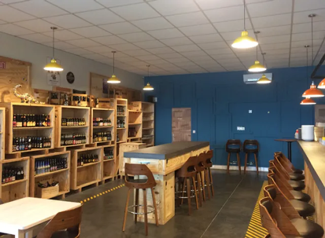 DE LA CAVE AU COMPTOIR. Resto. Bar. Cave