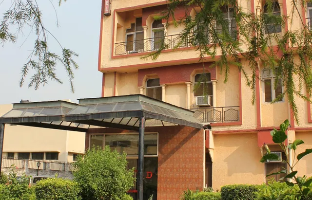 Collection O Hotel Doves Inn Near Leisure Valley Park