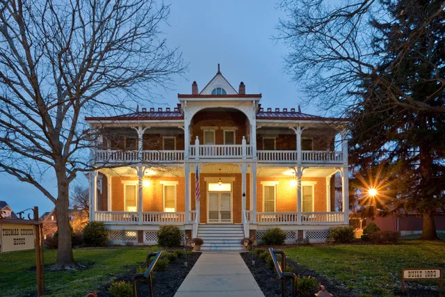 IHG Army Hotels Otis & Custer House - Historia