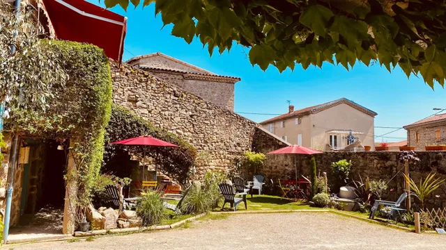 LES RÊVES D’ÉGLANTINE