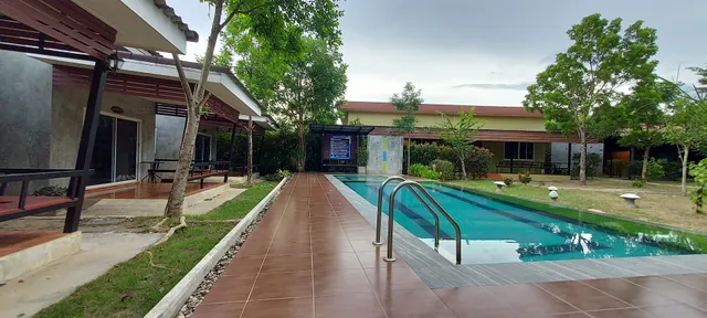 บ้านไร่แสงเดือน รีสอร์ท