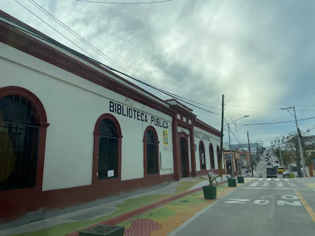 Biblioteca Profesor Pablo L. Martínez