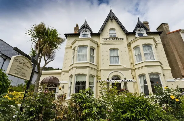 Bryn Derwen B&B with Private Car Park