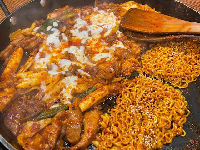 유가네닭갈비문현점