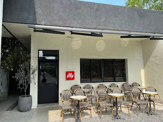 The Lounge Cafe x illy