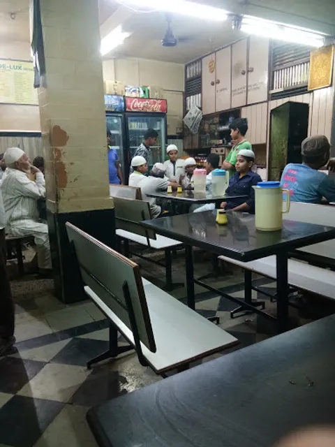 Delux Restaurant(Veg &Non Veg)(Sunni Muslim Hotel)