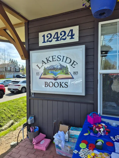 Lakeside Books & Gifts