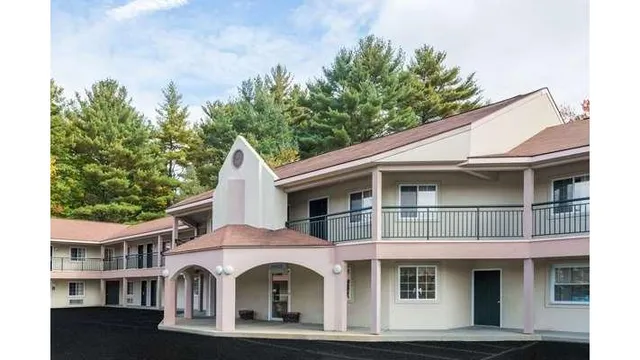 Howard Johnson by Wyndham Lenox