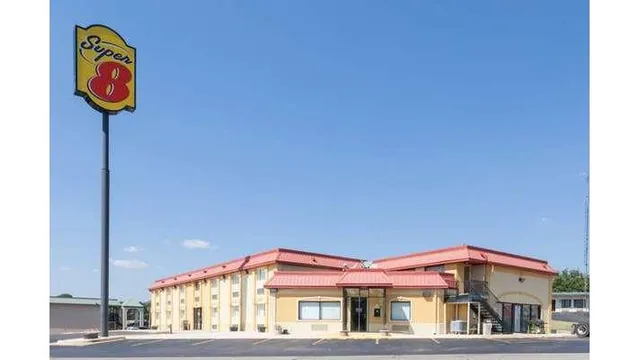 Super 8 by Wyndham Clinton