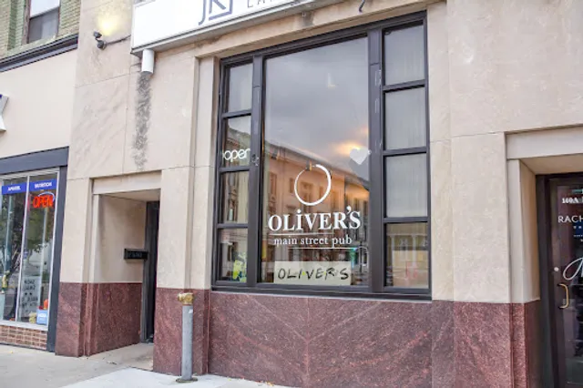 Oliver's Main Street Pub